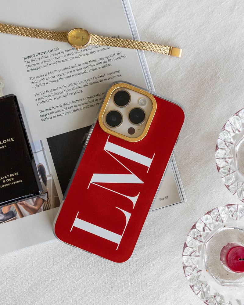 Coque premium rouge avec les initiales LM et un cadre d'appareil photo doré