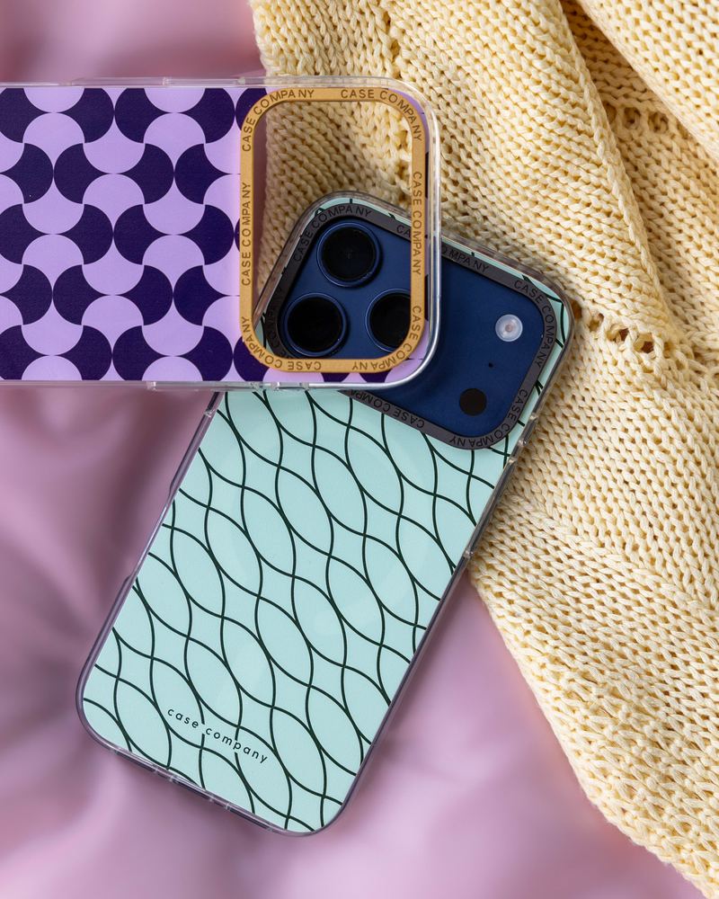 Coques premium, l'une avec un cadre d'appareil photo doré, l'autre avec un cadre noir